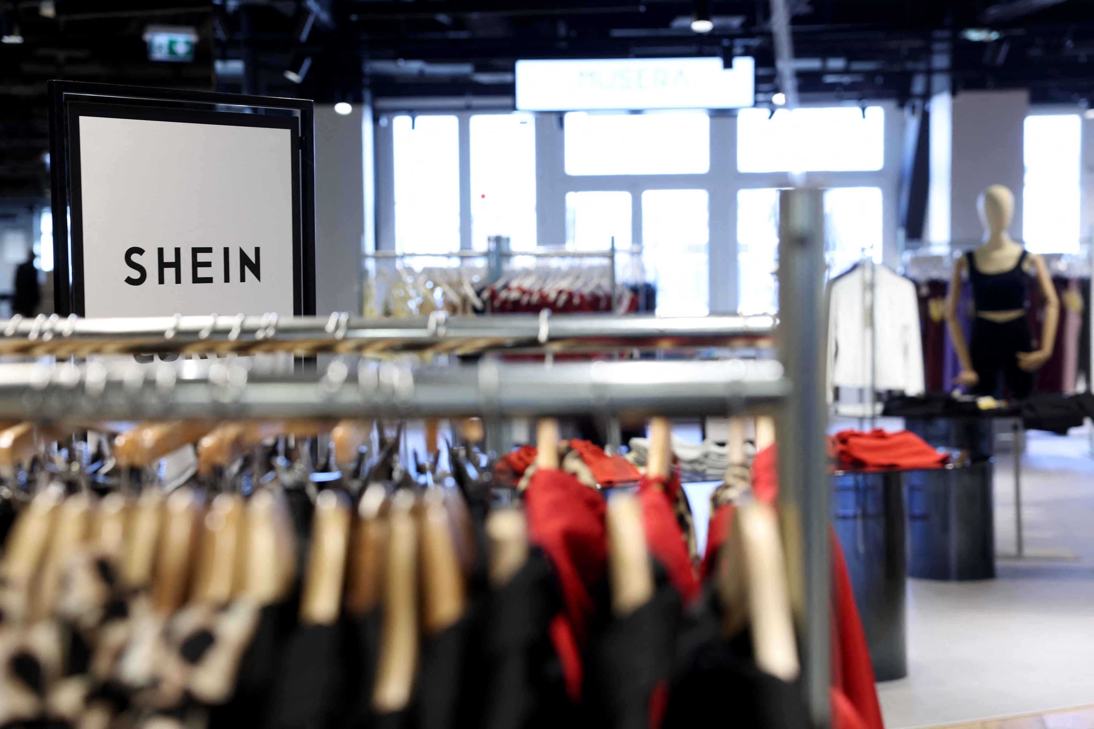 ฝรั่งเศสผ่านกฎหมายควบคุม Fast Fashion เล็งเป้าอุตสาหกรรมฝั่งเอเชีย