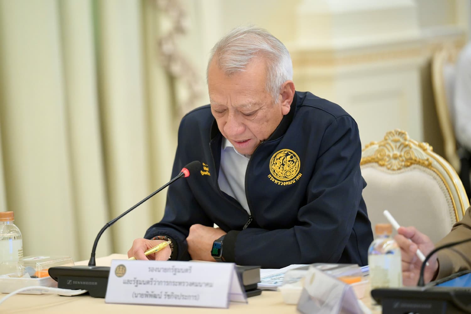 "พิพัฒน์" นั่งหัวโต๊ะประชุมฉุกเฉิน! เร่งวางแผนน้ำมันรับหยุดยาว ‘สงกรานต์’ หลังตะวันออกกลางยังร้อนแรง