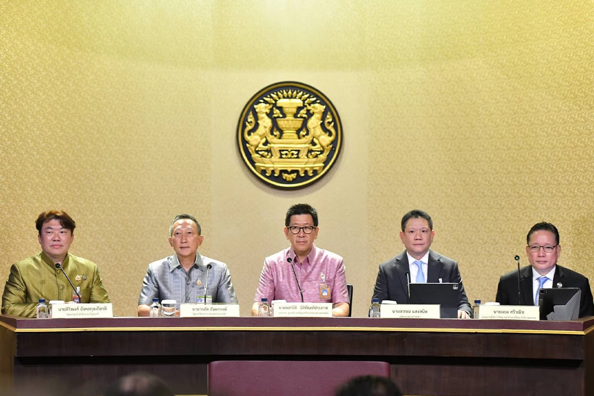 government-gdp-half-SPACEBAR-Photo01.jpg