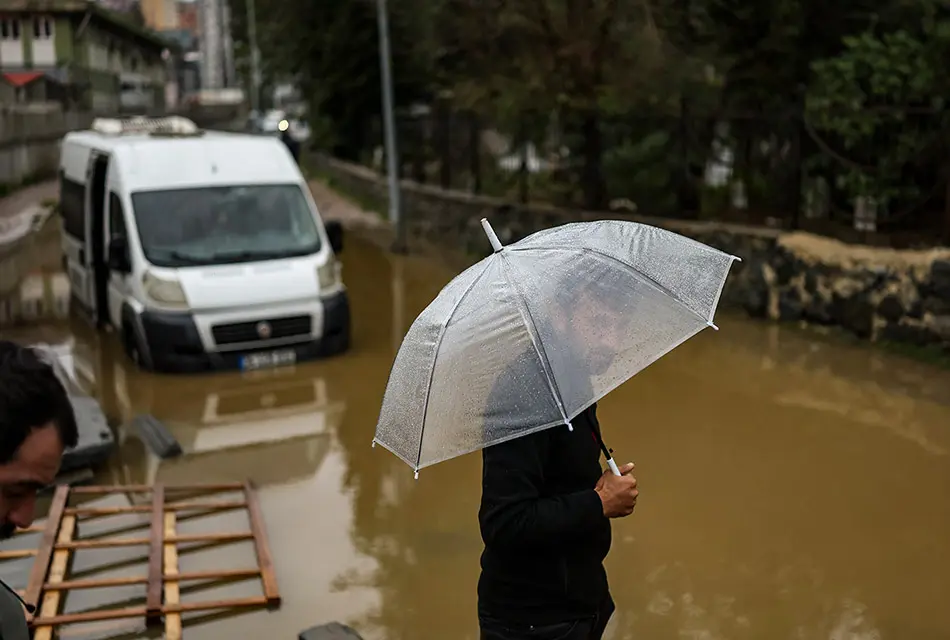 อิสตันบูลจมบาดาล! ฝนถล่มหนักสุดรอบ 84 ปี ซัดรถลอยกลางถนน-เมืองเป็นอัมพาต