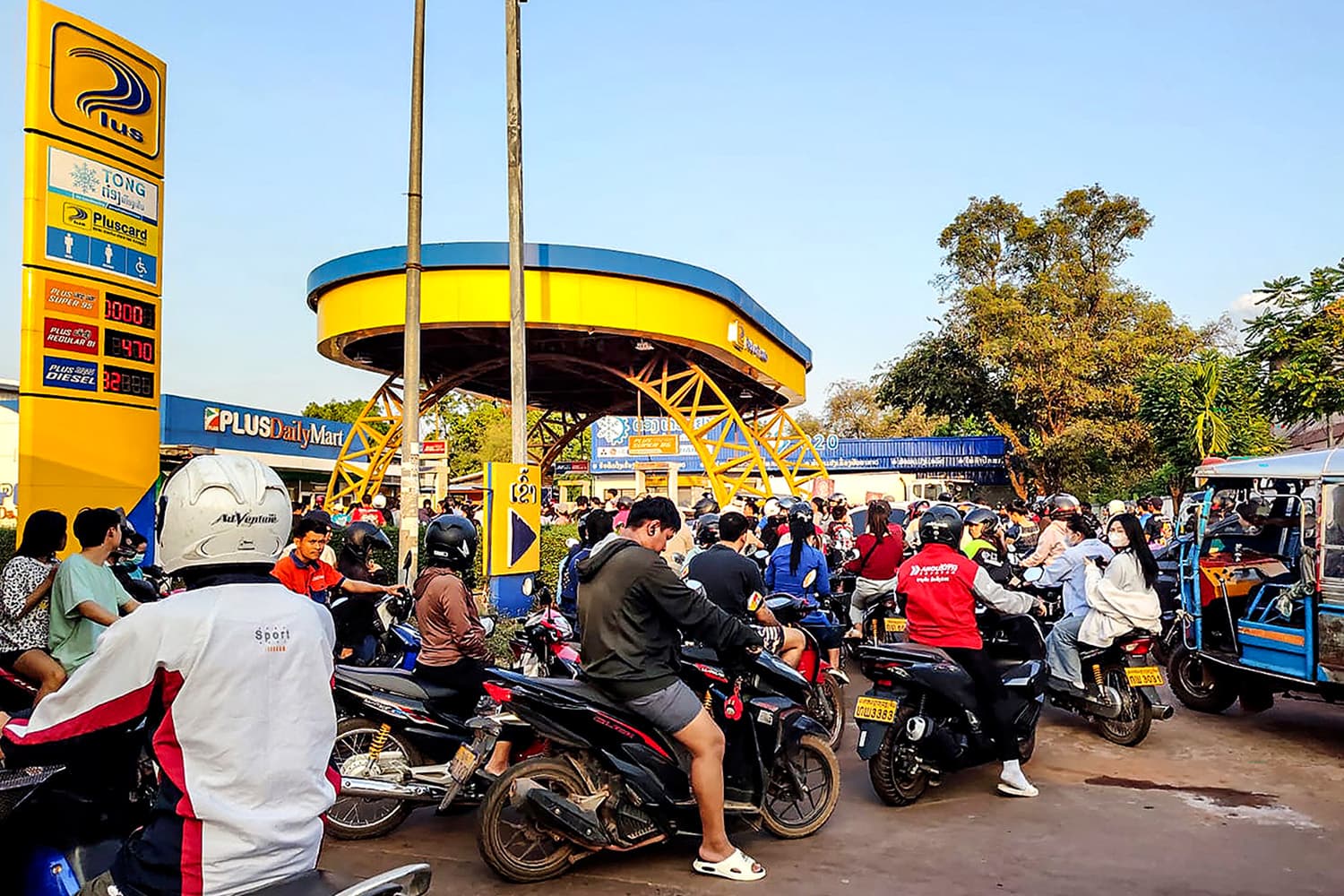 ลาววิกฤต! ประชาชนแห่กักตุนน้ำมันแถวยาวเหยียด-ปั๊มทั่วประเทศปิดเกือบครึ่ง