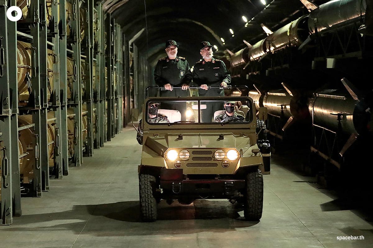 ภาพที่เผยแพร่โดยกองกำลังพิทักษ์ปฏิวัติอิสลาม (IRGC) ของอิหร่าน เมื่อวันที่ 11 มกราคม 2025 เผยให้เห็น ฮอสเซน ซาลามี (ซ้าย) ผู้บัญชาการ IRGC และอามีร์ อาลี ฮาจิซาเดห์ ผู้บัญชาการกองทัพอากาศของ IRGC ขณะกำลังเยี่ยมชมฐานขีปนาวุธใต้ดินแห่งหนึ่งในอิหร่าน ซึ่งไม่มีการเปิดเผยสถานที่ตั้ง Photo by - / IRAN'S REVOLUTIONARY GUARDS WEBSITE / AFP