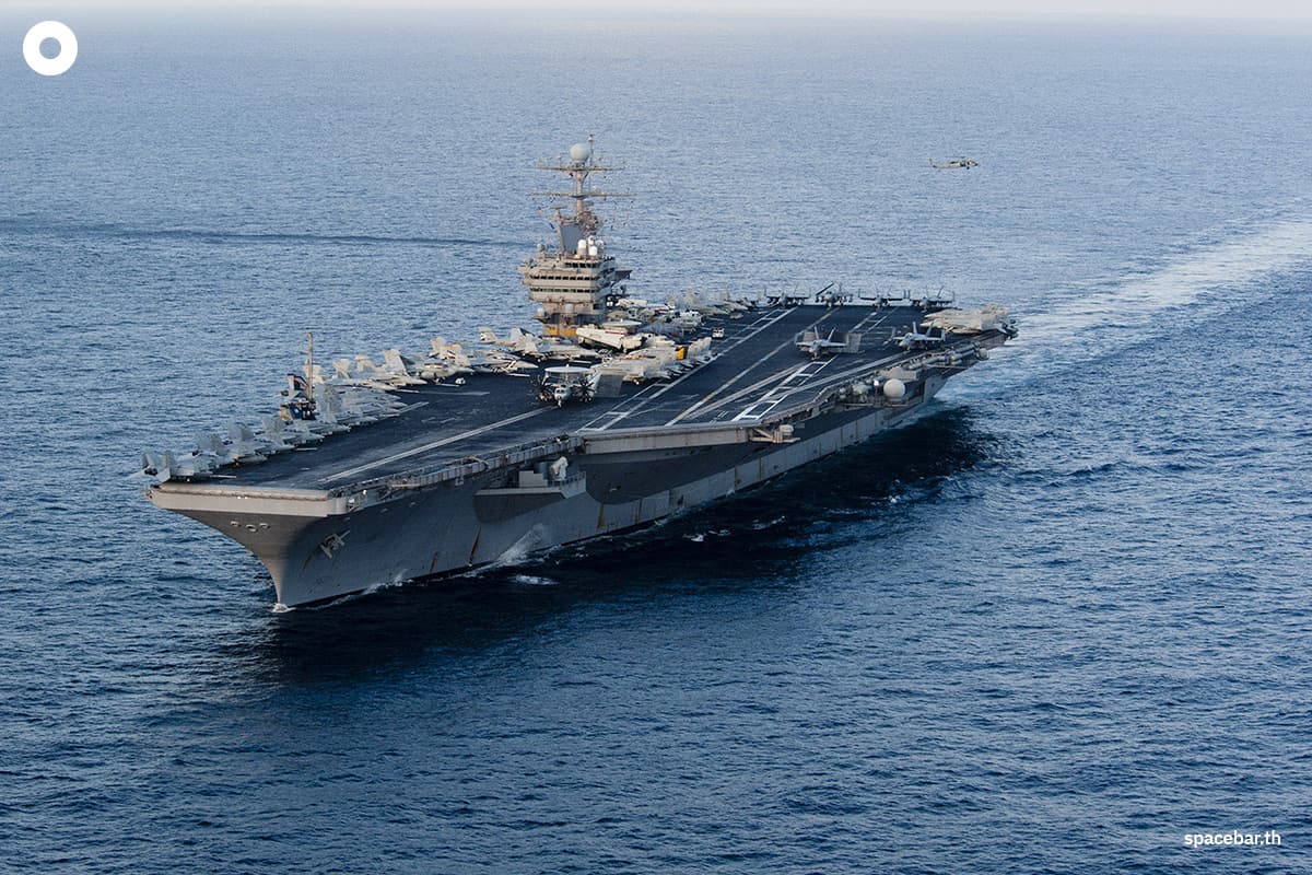 บรรทุกเครื่องบินชั้นนิมิตซ์ USS Abraham Lincoln (CVN 72) กำลังแล่นผ่านทะเลอาหรับเมื่อวันที่ 19 มกราคม 2012 Photo by HO / US NAVY / AFP