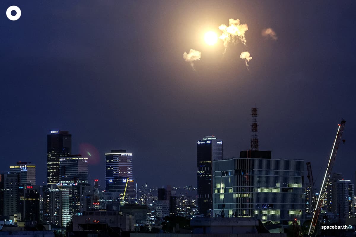PhotoStory-การระเบิดจากการสกัดกั้นขีปนาวุธโดยระบบป้องกันขีปนาวุธ Iron Dome ของอิสราเอล เหนือกรุงเทลอาวีฟ เมื่อวันที่ 28 กุมภาพันธ์ 2026 Photo by JACK GUEZ / AFP