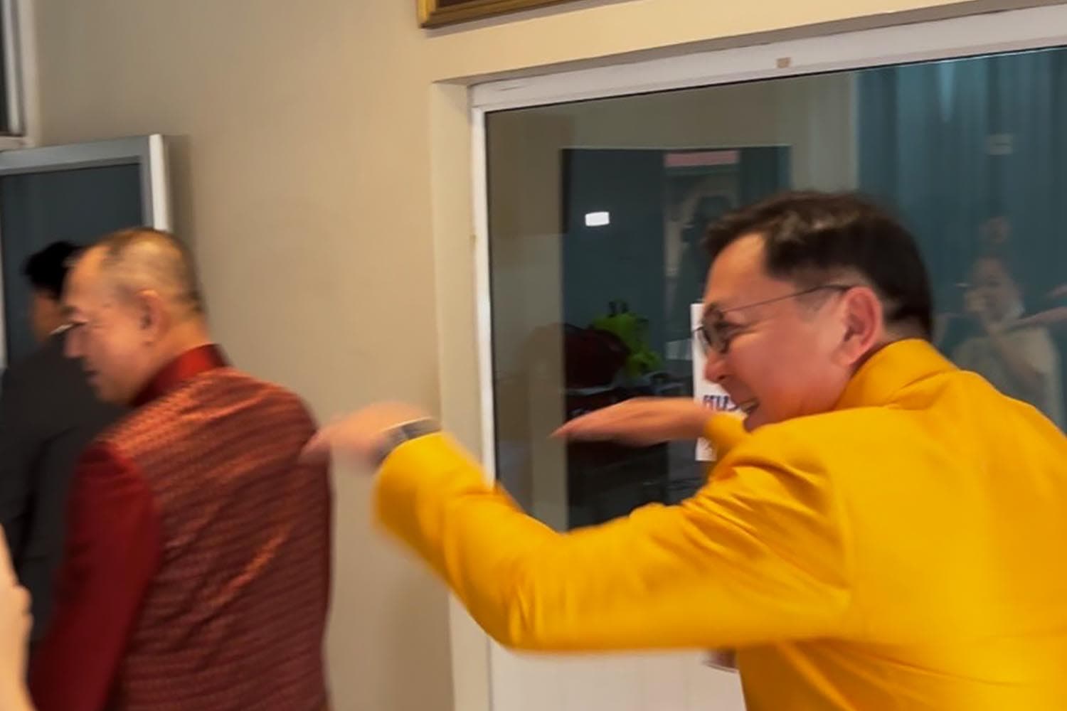 ‘จตุพร’ เริงร่า โชว์ท่า ‘กระโดดข้ามห้วย’