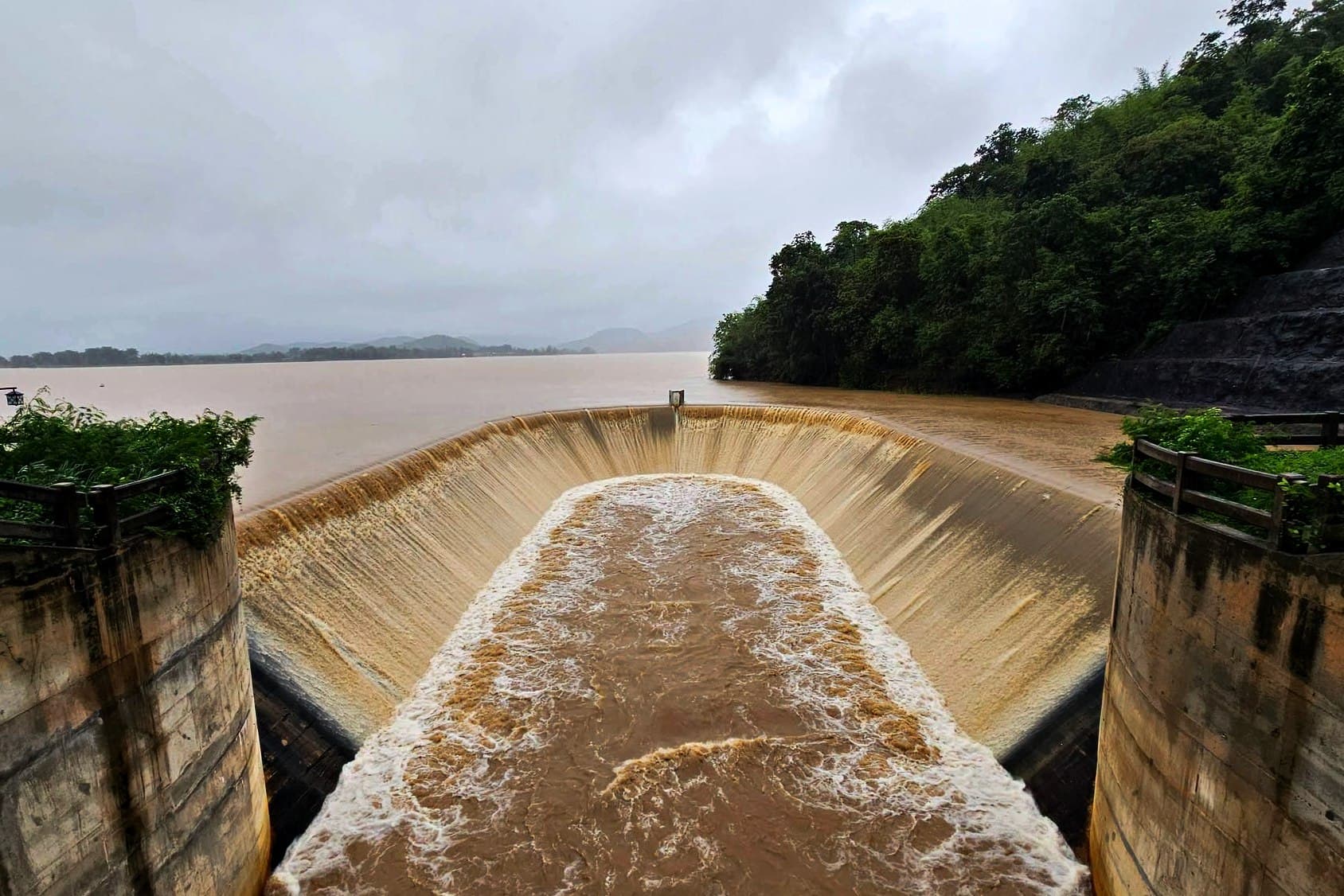น้ำท่วมกาญจนบุรี ‘อ่างเก็บน้ำลำตะเพิน’ น้ำล้นสปิลเวย์เตือน 4 พื้นที่เสี่ยงท้ายอ่างฯ รับมือน้ำล้นตลิ่ง