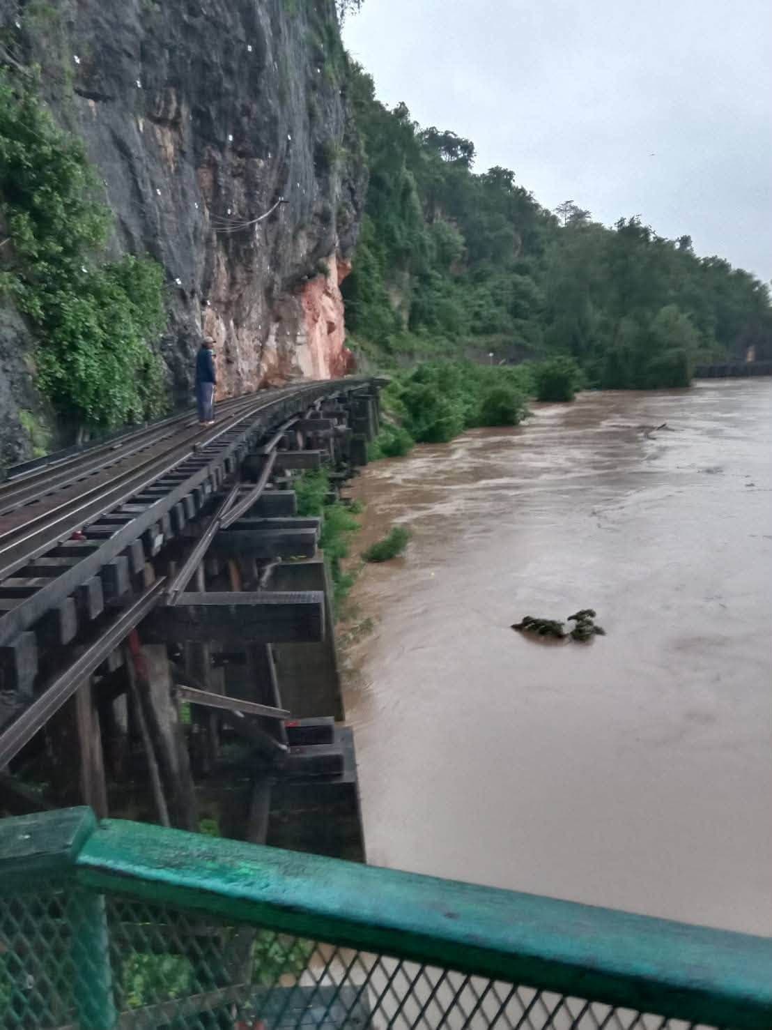 kanchanaburi-flood-lam-taphoen-dam-spillway-warning-28-sep-2026-6.jpg