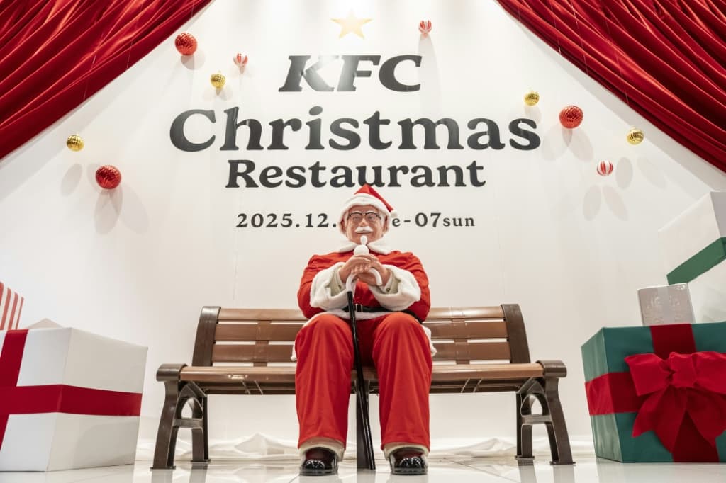 รูปปั้นผู้พันแซนเดอร์ส แต่งตัวเป็นซานตาคลอสถูกจัดแสดงที่ร้าน KFC คริสต์มาสในโตเกียว
