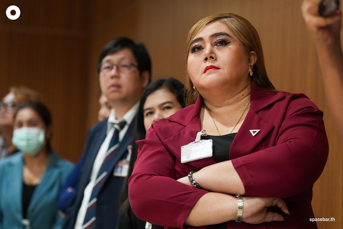 PhotoStory-บรรยากาศก่อนการแถลงข่าว มี สส.พรรคประชาชนลงมาสังเกตการณ์ คือ ครูจวง ปารมี ไวจงเจริญ สส.บัญชีรายชื่อ รวมถึงด้อมส้ม ที่มาดักรอสังเกตการณ์ 
