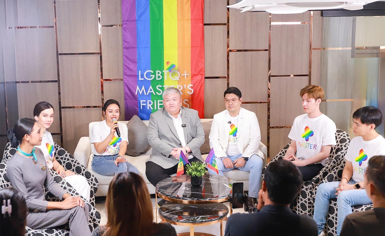 master_job_fair_working_lgbtq_friends_SPACEBAR_Photo02_1b26d52a0c.jpg