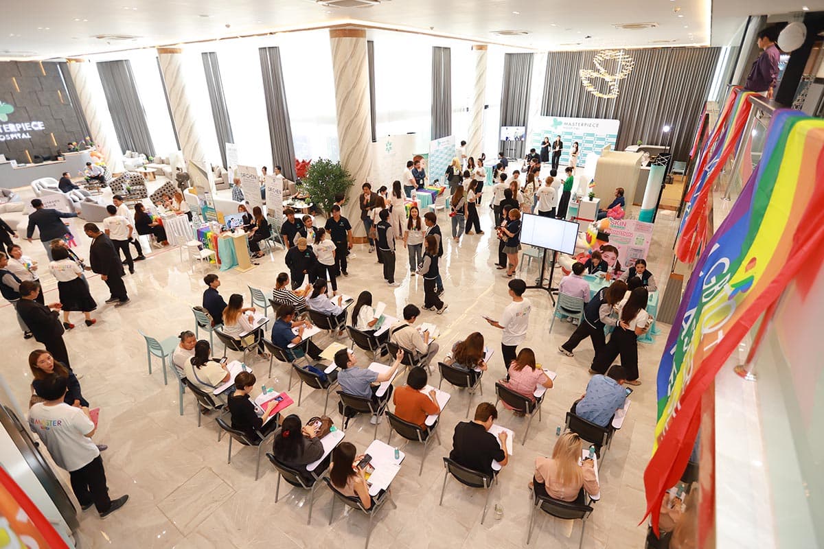 master_job_fair_working_lgbtq_friends_SPACEBAR_Photo03_71a4f9e4b4.jpg