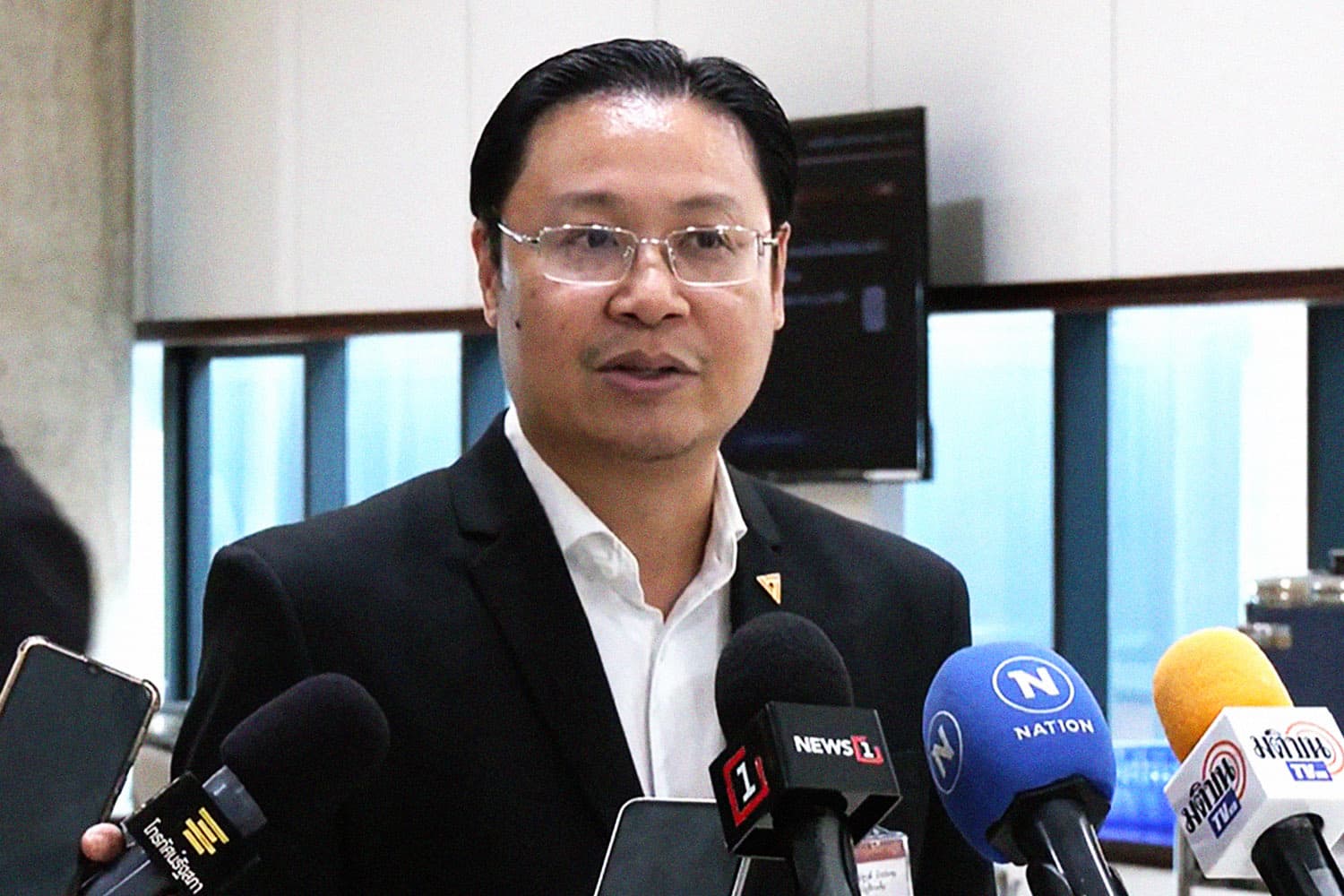 ‘ณัฐวุฒิ’ จี้ ปลด ‘รมต.เทา’ ไม่ต้องรอยื่นซักฟอก