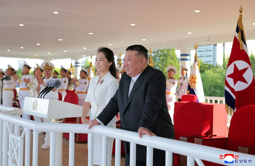 คิม จอง อึน ประกาศสร้างกองทัพเรือติดอาวุธนิวเคลียร์ท่ามกลางการซ้อมรบของพันธมิตรสหรัฐฯ