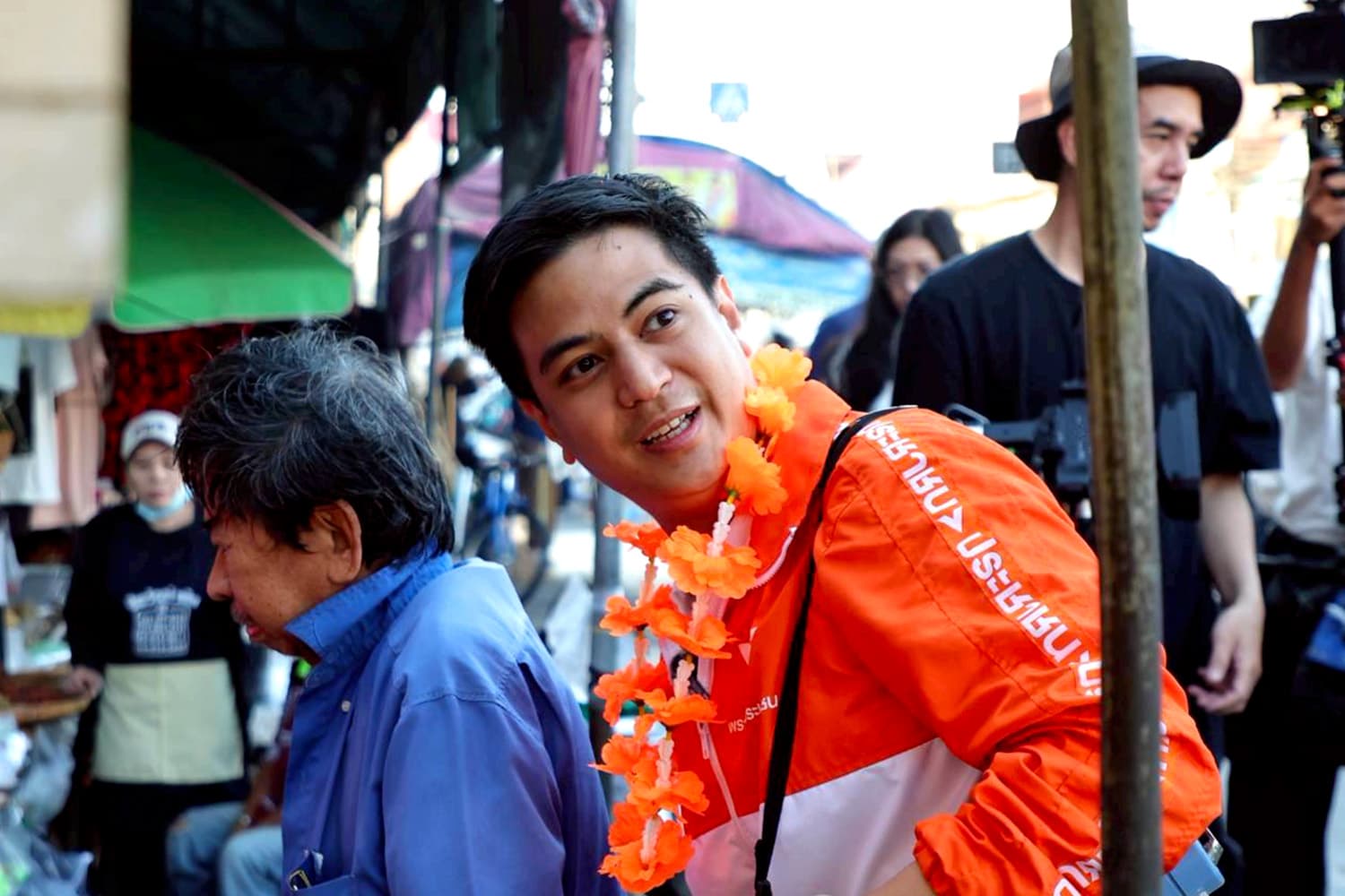 ‘พริษฐ์’ เดินตลาดลาดกระบัง หวังปักธงส้มให้สำเร็จ
