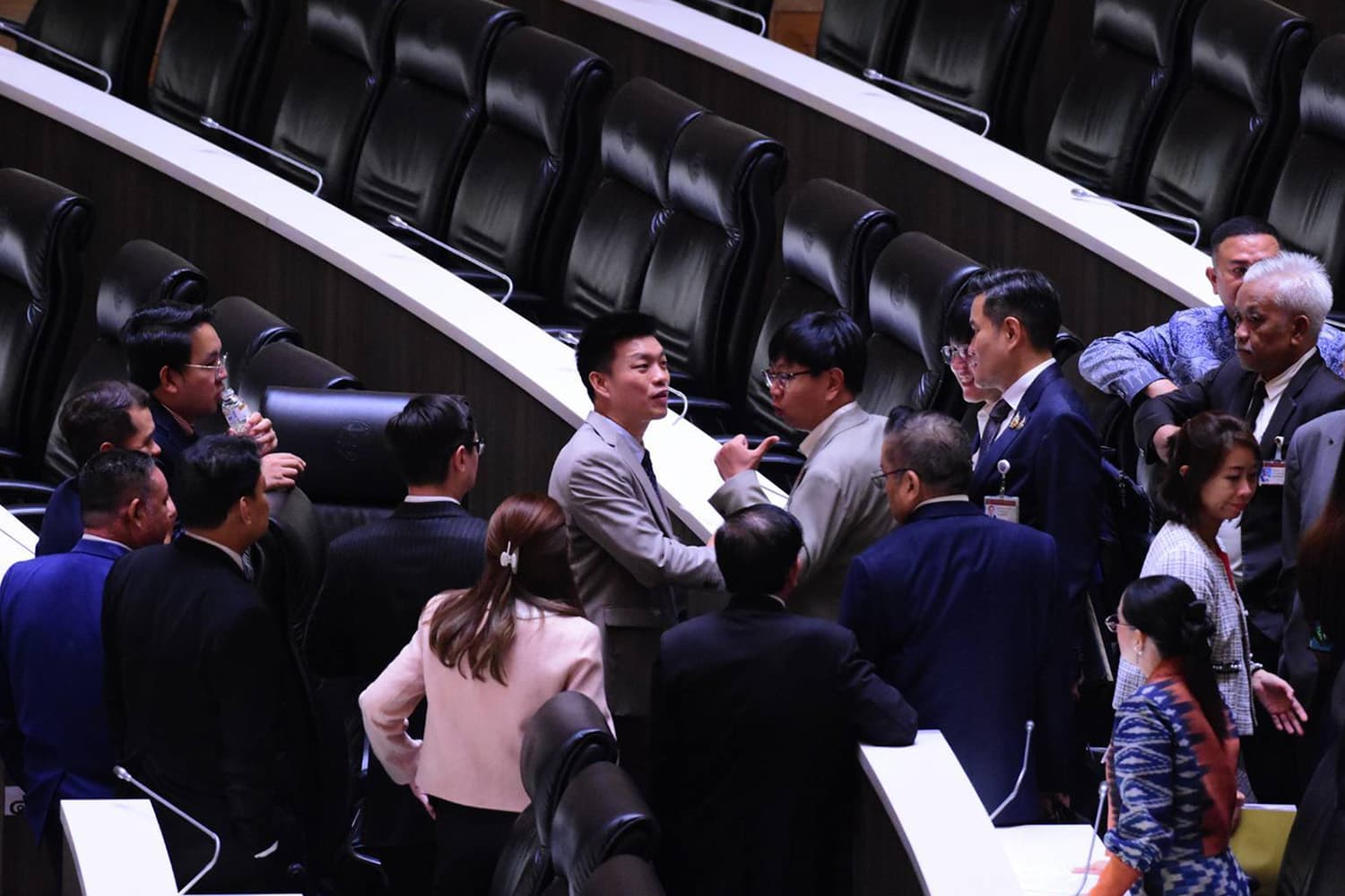‘ไชยา’ สั่งปิดประชุมสภาฯ ชิ่งถกญัตติ ‘MOU 43-44’
