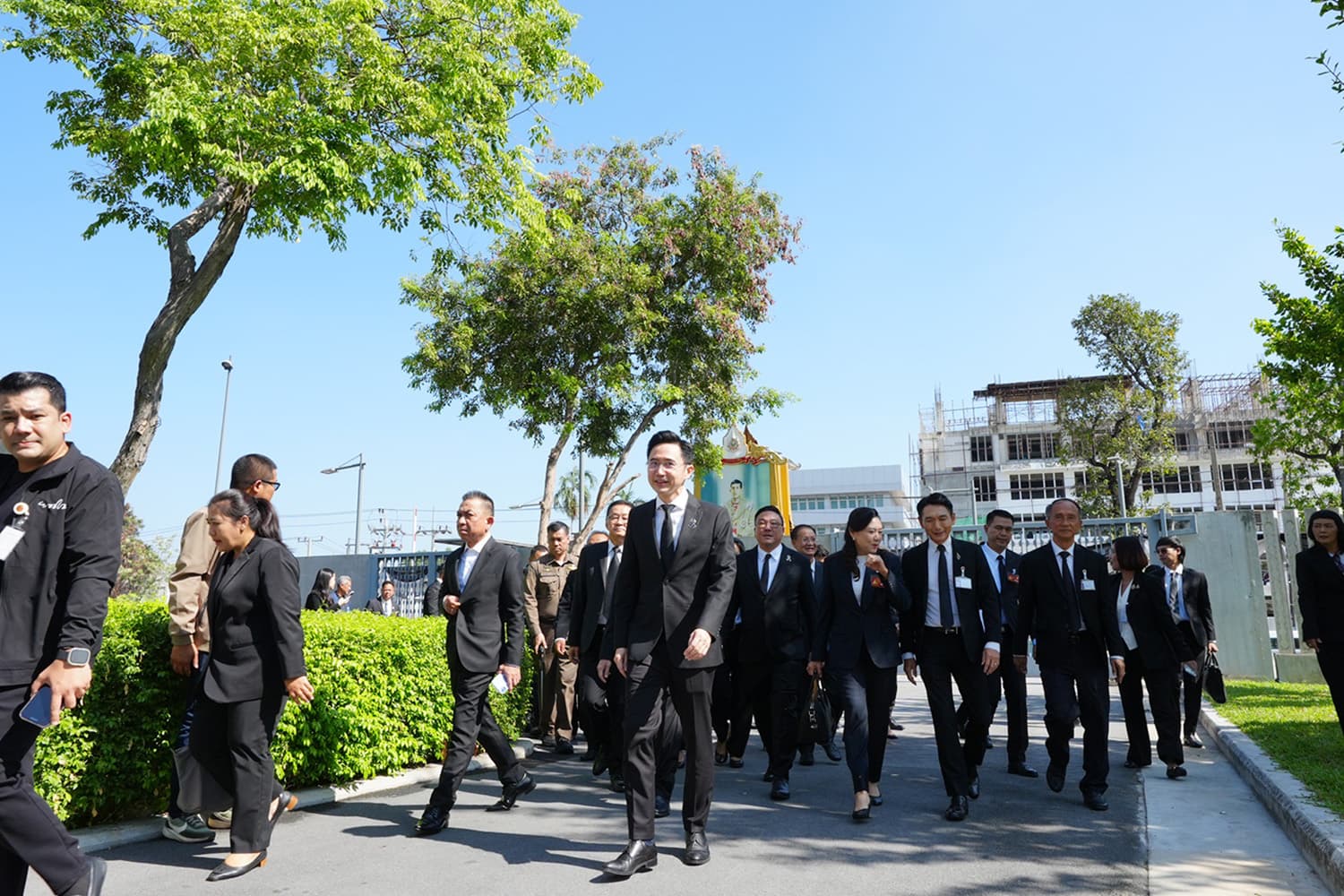 ‘ยศชนัน’ นำทีมเพื่อไทยรายงานตัว สส.เขตต่อสภาฯ