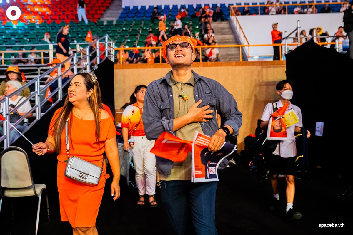PhotoStory-บรรยากาศปราศรัยใหญ่โค้งสุดท้ายของ ‘พรรคประชาชน’ ณ อาคารกีฬาเวสน์ 1 ศูนย์กีฬาไทย-ญี่ปุ่น ดินแดง