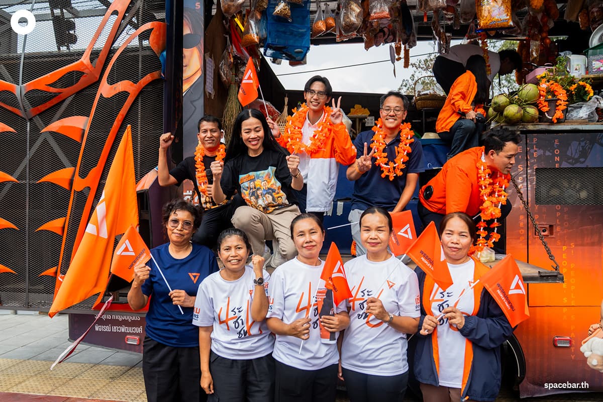 PhotoStory-บรรยากาศปราศรัยใหญ่โค้งสุดท้ายของ ‘พรรคประชาชน’ ณ อาคารกีฬาเวสน์ 1 ศูนย์กีฬาไทย-ญี่ปุ่น ดินแดง
