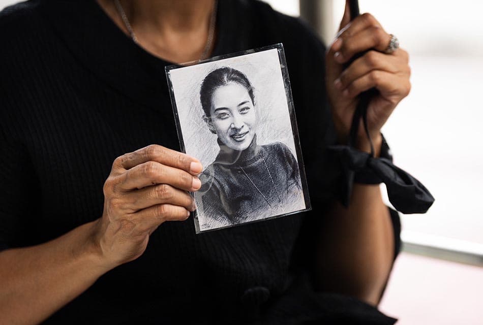 พสกนิกรปักหลัก รพ.จุฬา รอพิธีเคลื่อนพระศพบ่ายนี้