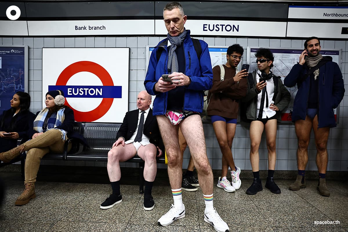 photo_story_no_pants_on_the_tube_day_SPACEBAR_Photo00_397deba13e.jpg