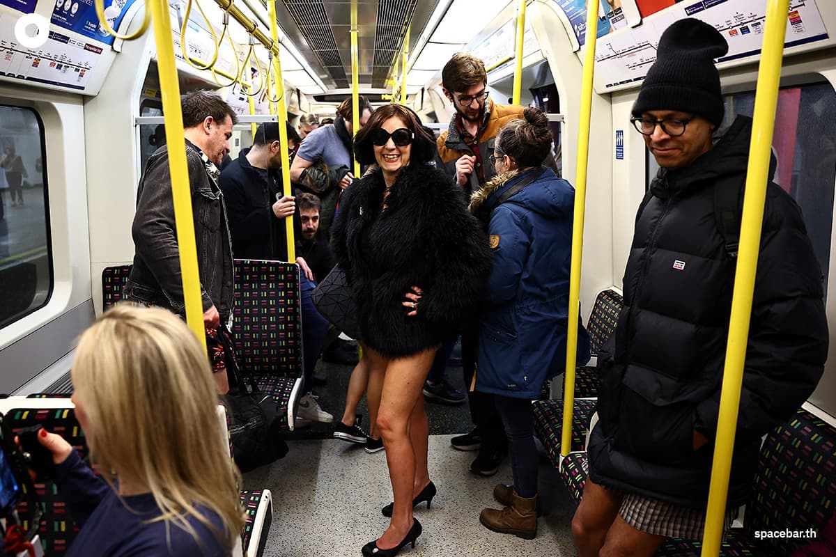 photo_story_no_pants_on_the_tube_day_SPACEBAR_Photo04_2ada0d62ff.jpg