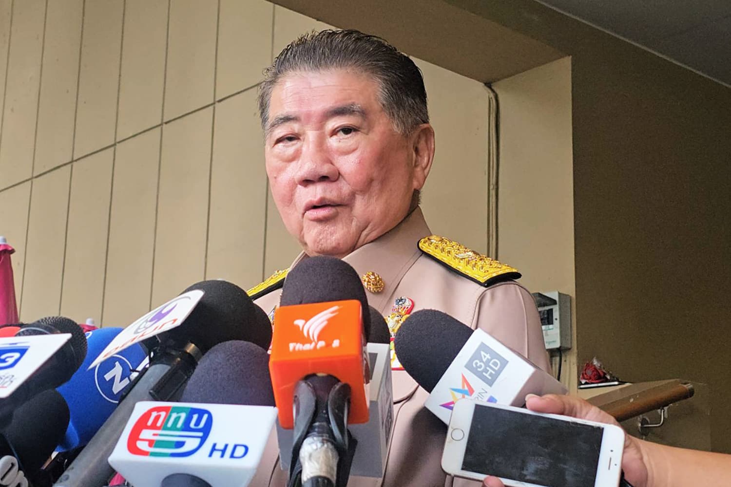‘ภูมิธรรม’ บอกไม่รู้ พรุ่งนี้ใครไปศาลกับ ‘นายกฯ’