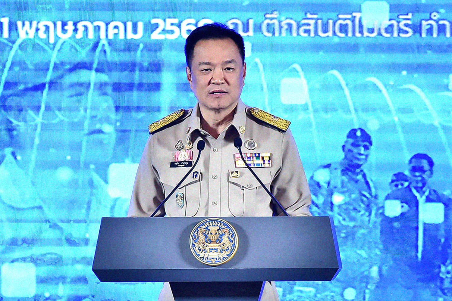 นายกฯ ซัด พวกที่อยู่เหนือกฎหมาย ต้องปราบให้สิ้นซาก!