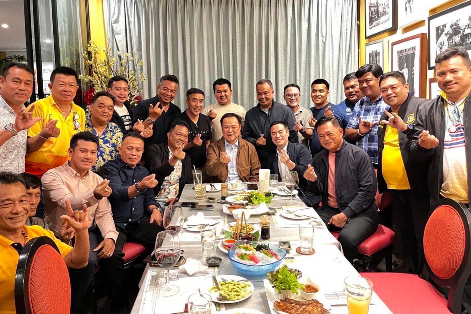 ‘เอกนัฏ’ นำทีมบ้านใหญ่ชุมพร ดินเนอร์ ‘อนุทิน’ ชื่นมื่น สะพัดย้ายซบ ‘ภูมิใจไทย’