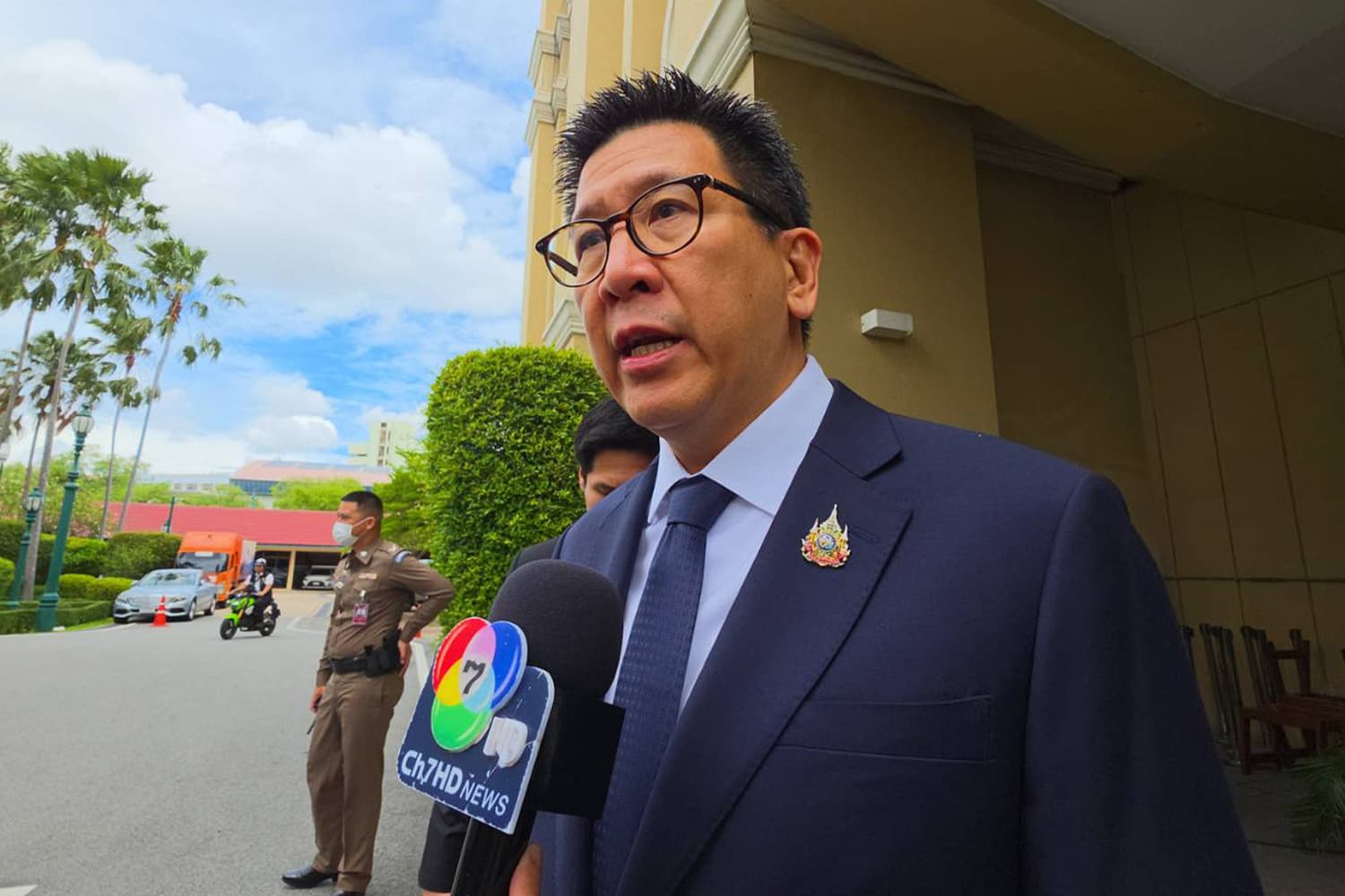"เอกนิติ" สั่งคลังทบทวนเงื่อนไขบัตรสวัสดิการแห่งรัฐ หลังปชช.ร้องไม่เป็นธรรม ตัดสิทธิ์พ่อแม่เพราะลูกลดหย่อนภาษี