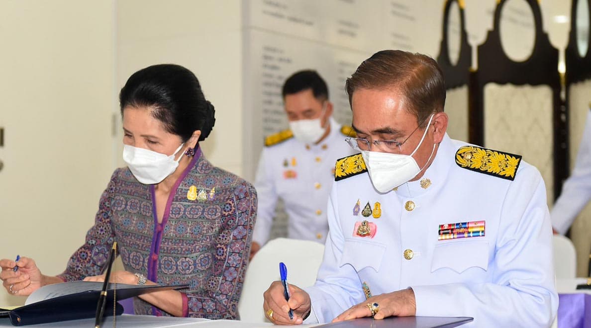 prime_minister_and_wife_sign_the_blessing_SPACEBAR_Hero_2344aee111.jpeg