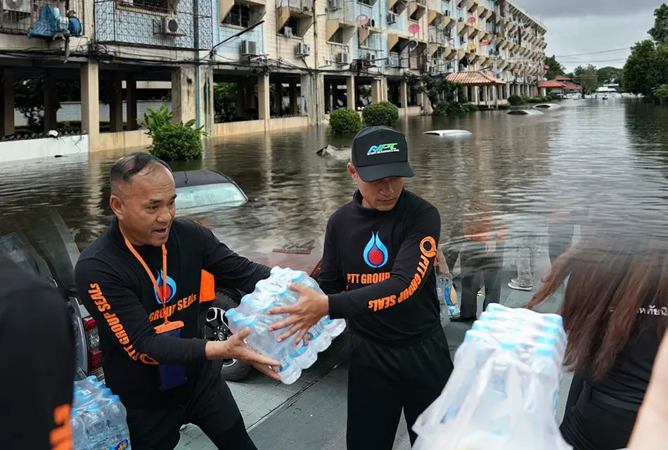 ปตท. ส่งอาหาร 5,000 ชุด น้ำดื่ม 9,400 ขวดช่วยน้ำท่วม
