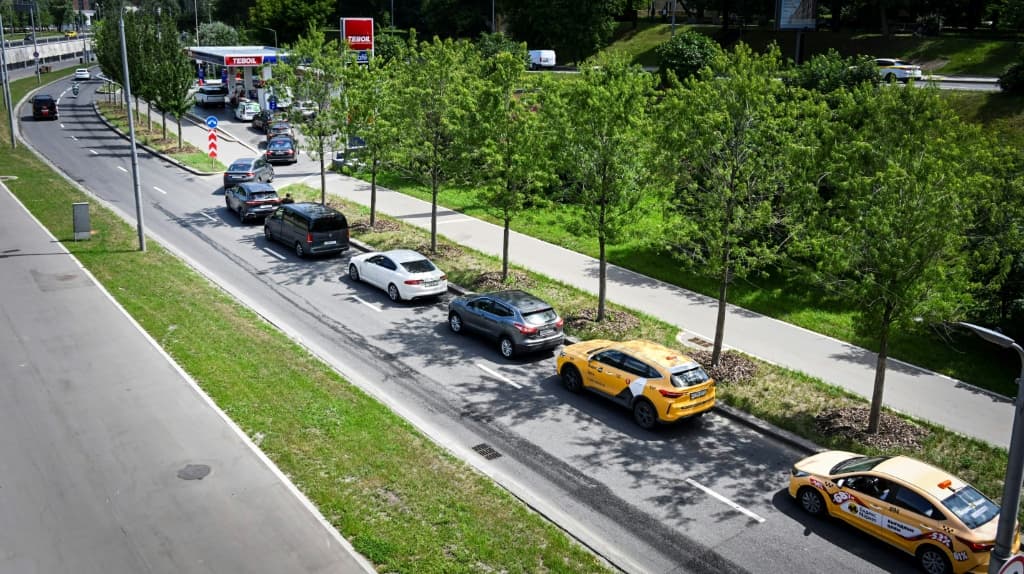 Moscow's measures to ban fuel exports and ration fuel have started to work in the capital, where queues have shortened