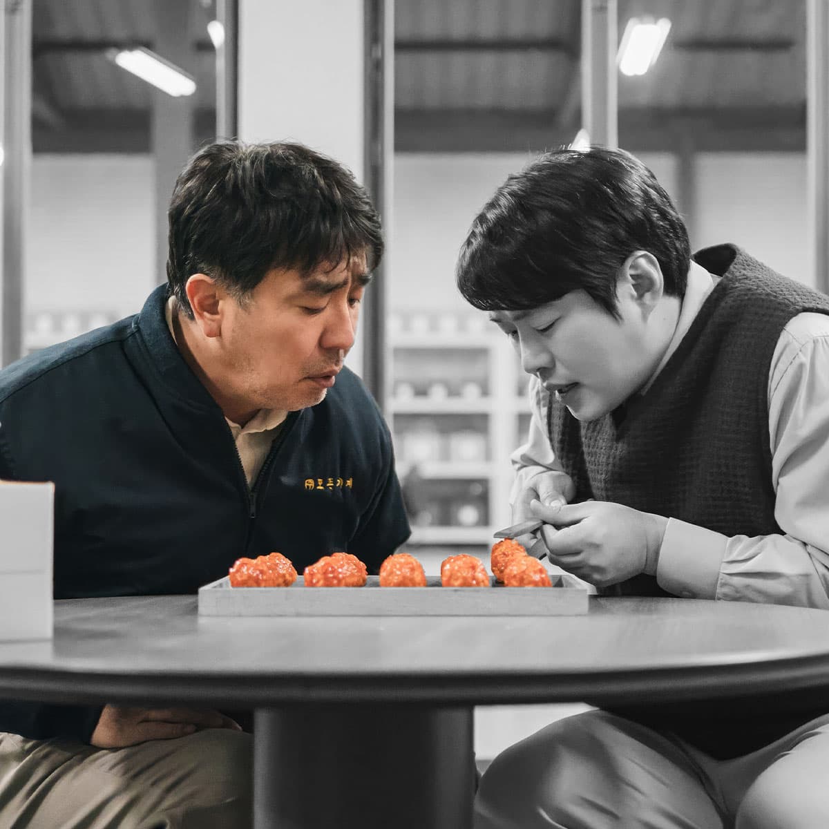 ryu_seung_ryong_fried_chicken_seller_forever_SPACEBAR_Photo_SQ_03_678729872a.jpg