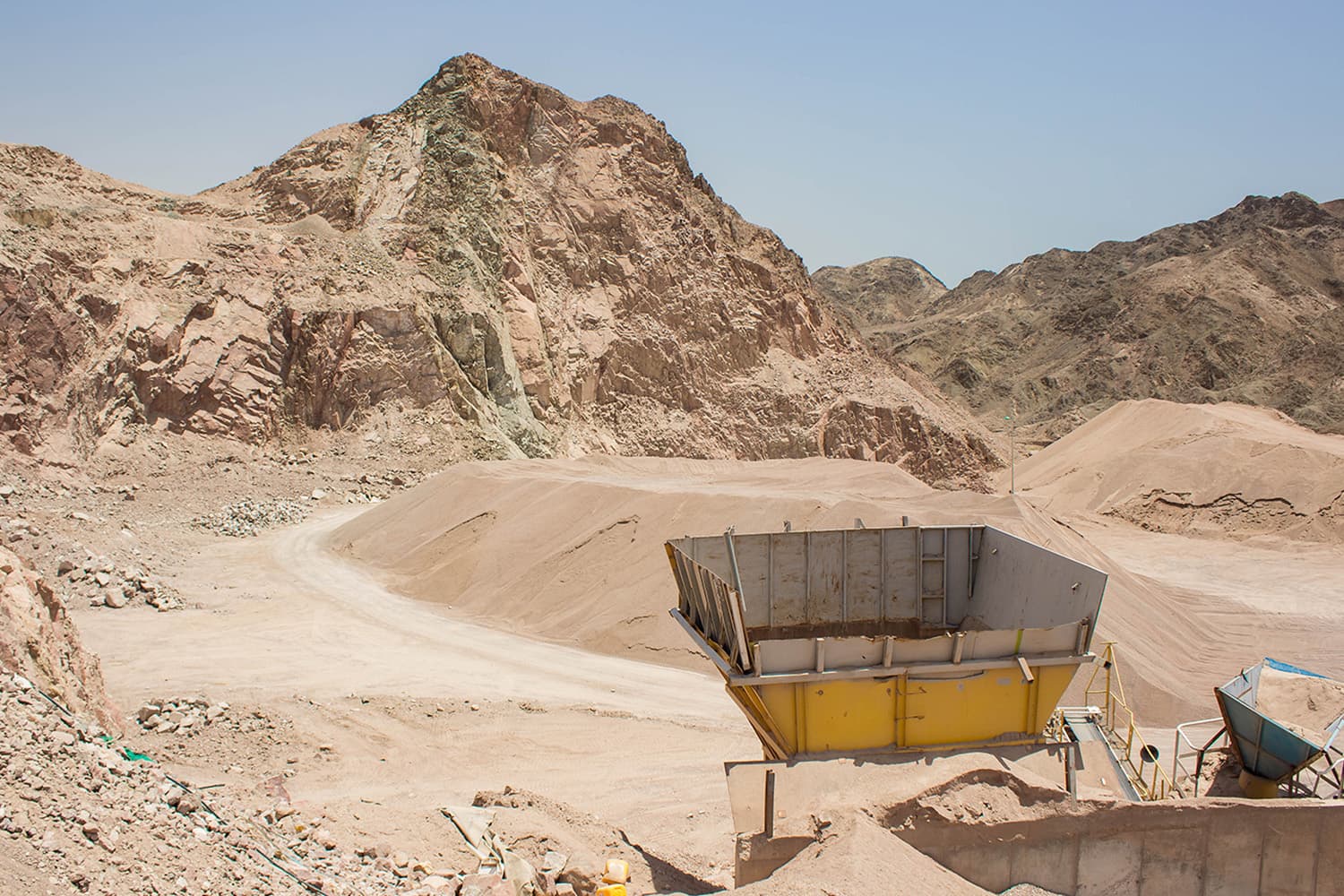saudi_arabia_announces_discovery_of_new_gold_reserves_SPACEBAR_Hero_d4cf10c58b.jpg