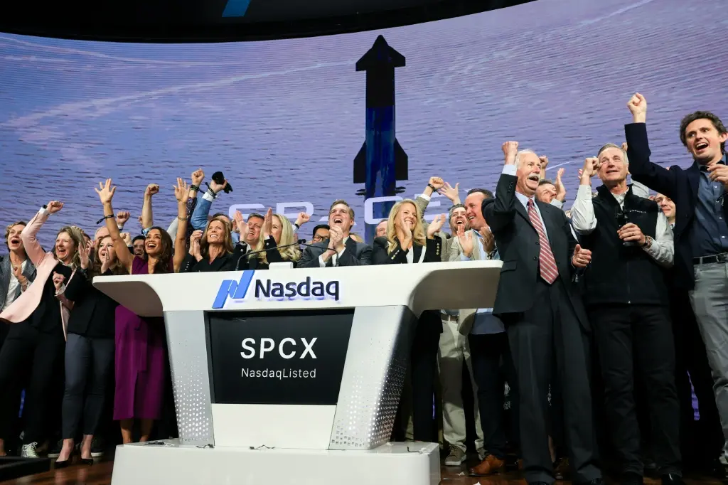 SpaceX ครบรอบ 20 ปี จากจรวดระเบิดถึงจับจรวด Super Heavy สำเร็จ