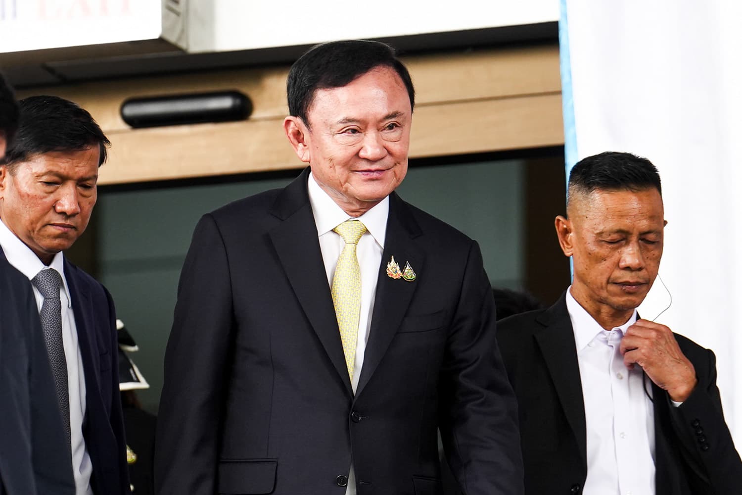 ‘ทักษิณ’ โบกมือ-ยิ้มร่า ก่อนออกจากศาล หลังศาลยกฟ้องคดี ม.112