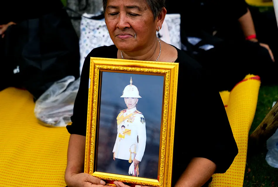 พสกนิกรปักหลักที่ถนนราชดำเนินเนืองแน่น! เฝ้ารอขบวนเคลื่อนพระศพ ‘พระองค์ภา’