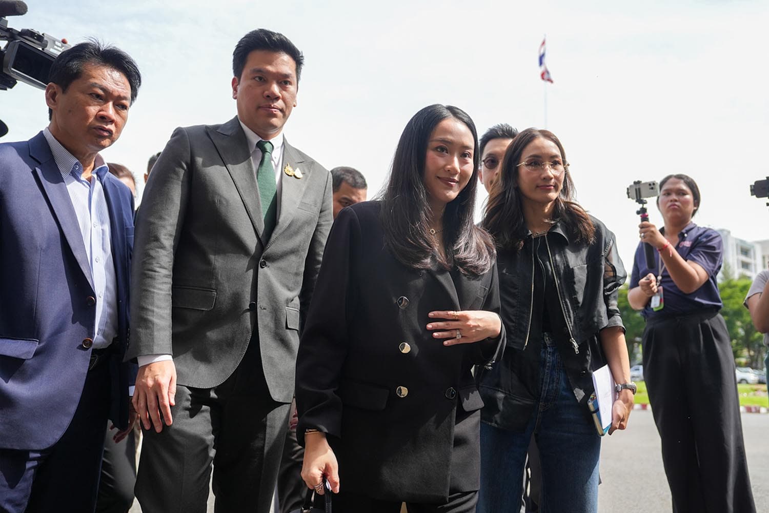 Photo Story : ‘เอม-อิ๊งค์’ พร้อมสามี เข้าเยี่ยม ‘ทักษิณ’ ที่เรือนจำ