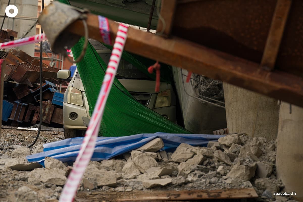 the_bridge_over_lat_krabang_intersection_collapsed_SPACEBAR_Photo08_4f63cfafd2.jpeg