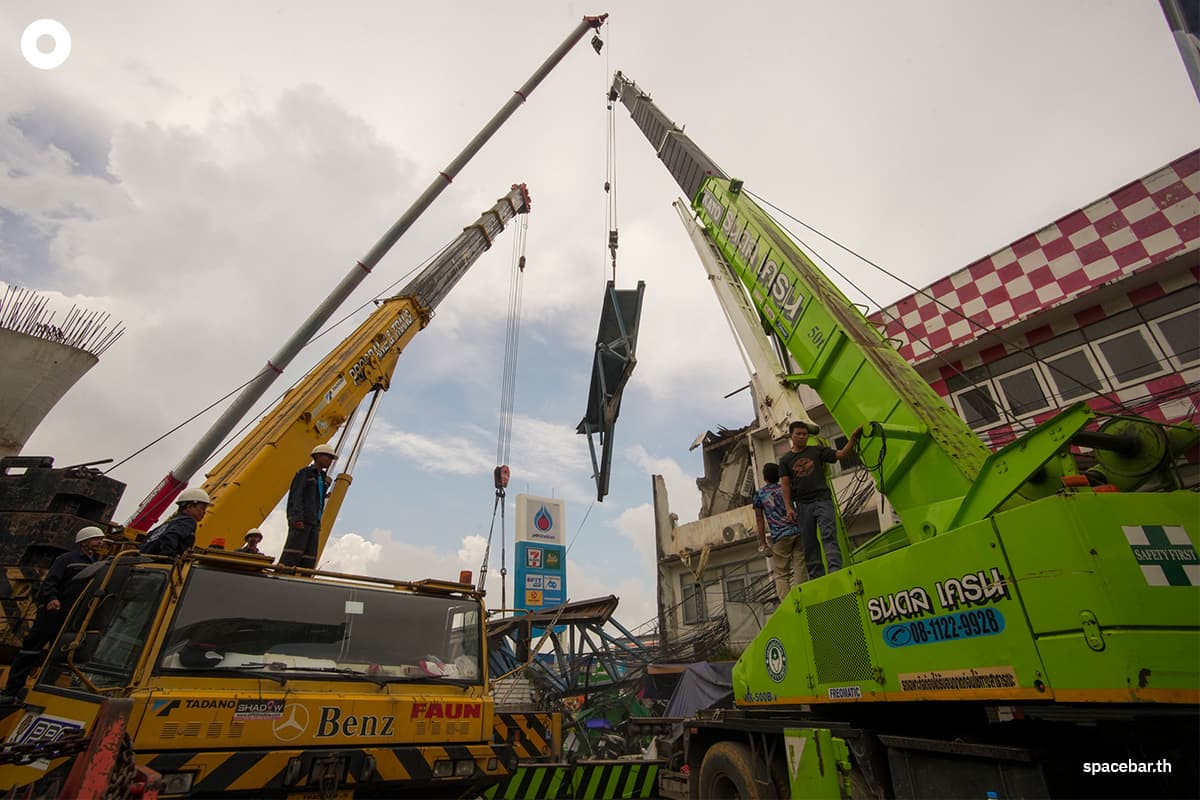 the_bridge_over_lat_krabang_intersection_collapsed_SPACEBAR_Photo09_f356f4edca.jpeg