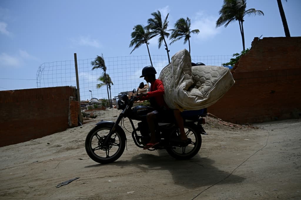 venezuela-earthquake-morrocoy-scrap-collectors-survival-1.jpeg