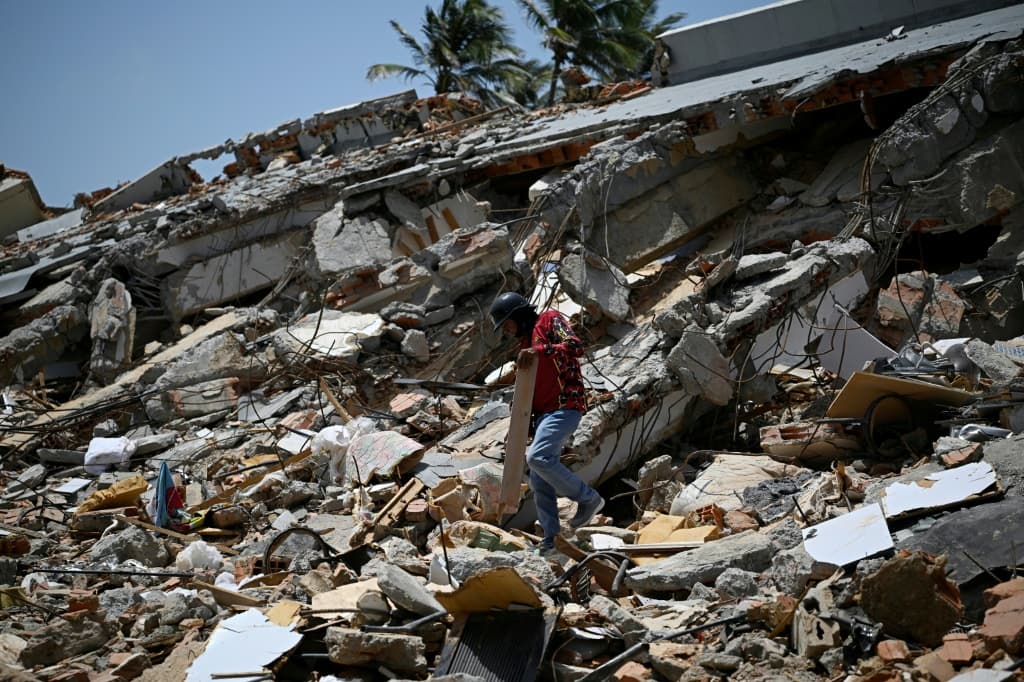venezuela-earthquake-morrocoy-scrap-collectors-survival-2.jpeg