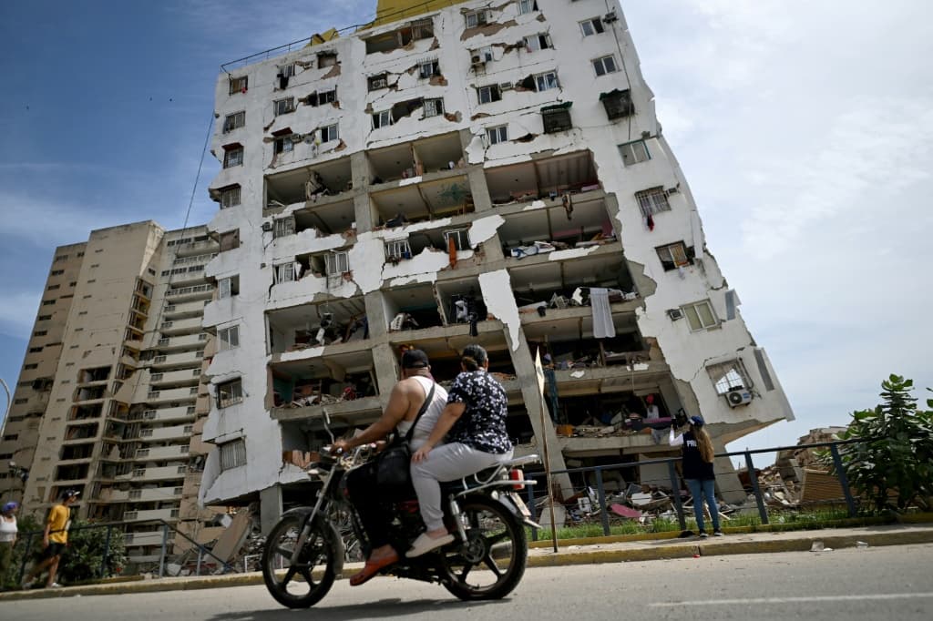 อาคารทั้งหลังในพื้นที่ประสบภัยแผ่นดินไหวของเวเนซุเอลาพังทลายลง