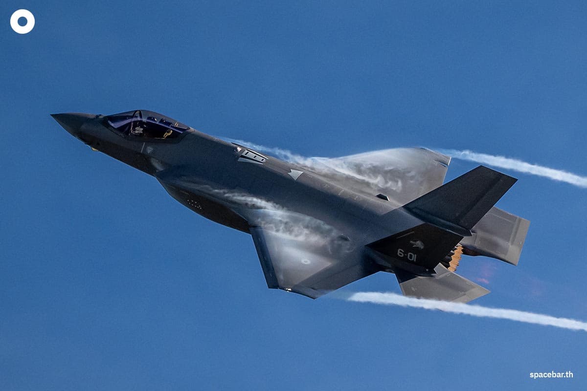 เครื่องบินรบ F-35A Lightning II ของกองทัพอากาศอิตาลี แสดงการบินผาดโผนในงานซ้อมรบกระสุนจริงประจำปี เมื่อวันที่ 19 ตุลาคม 2022 (Photo by Fabrice COFFRINI / AFP)