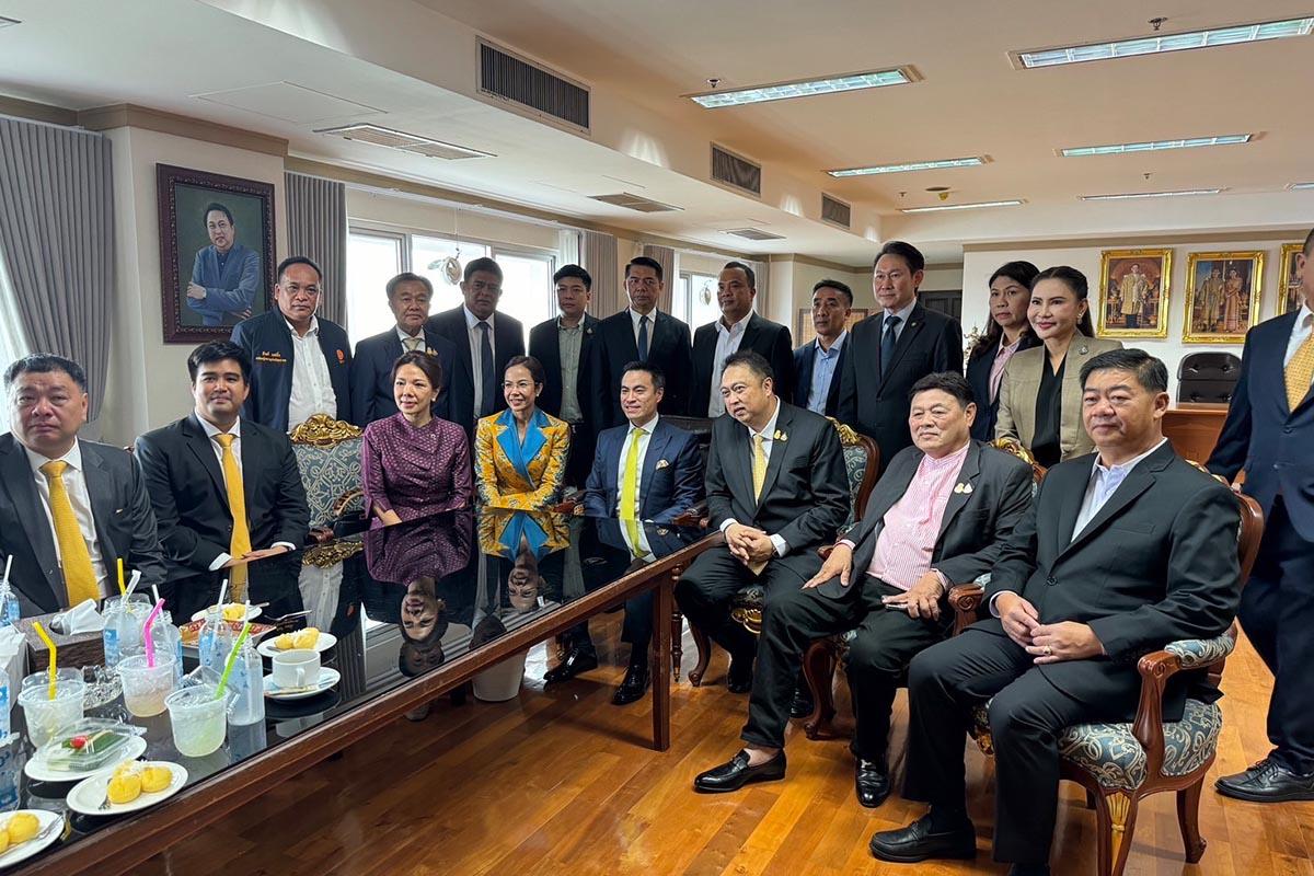 Ekkanat-leads-the-team-of-United- Thai-Nation-Party-MPs-to-welcome-Suchart-to-the-position-SPACEBAR-Photo01.jpg
