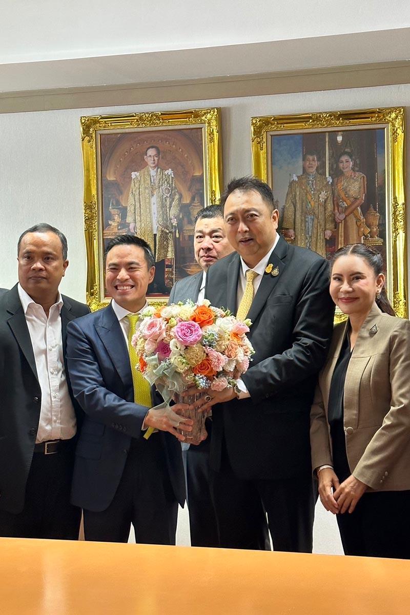 Ekkanat-leads-the-team-of-United- Thai-Nation-Party-MPs-to-welcome-Suchart-to-the-position-SPACEBAR-Photo V01.jpg