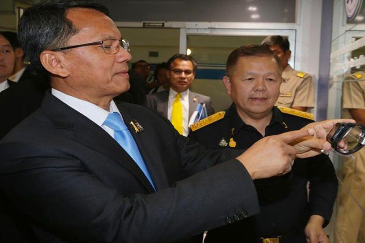Somsak-counters-Srisuwan-confirms-there-is-no-corruption-in-EM-bracelets-SPACEBAR-Photo01.jpg