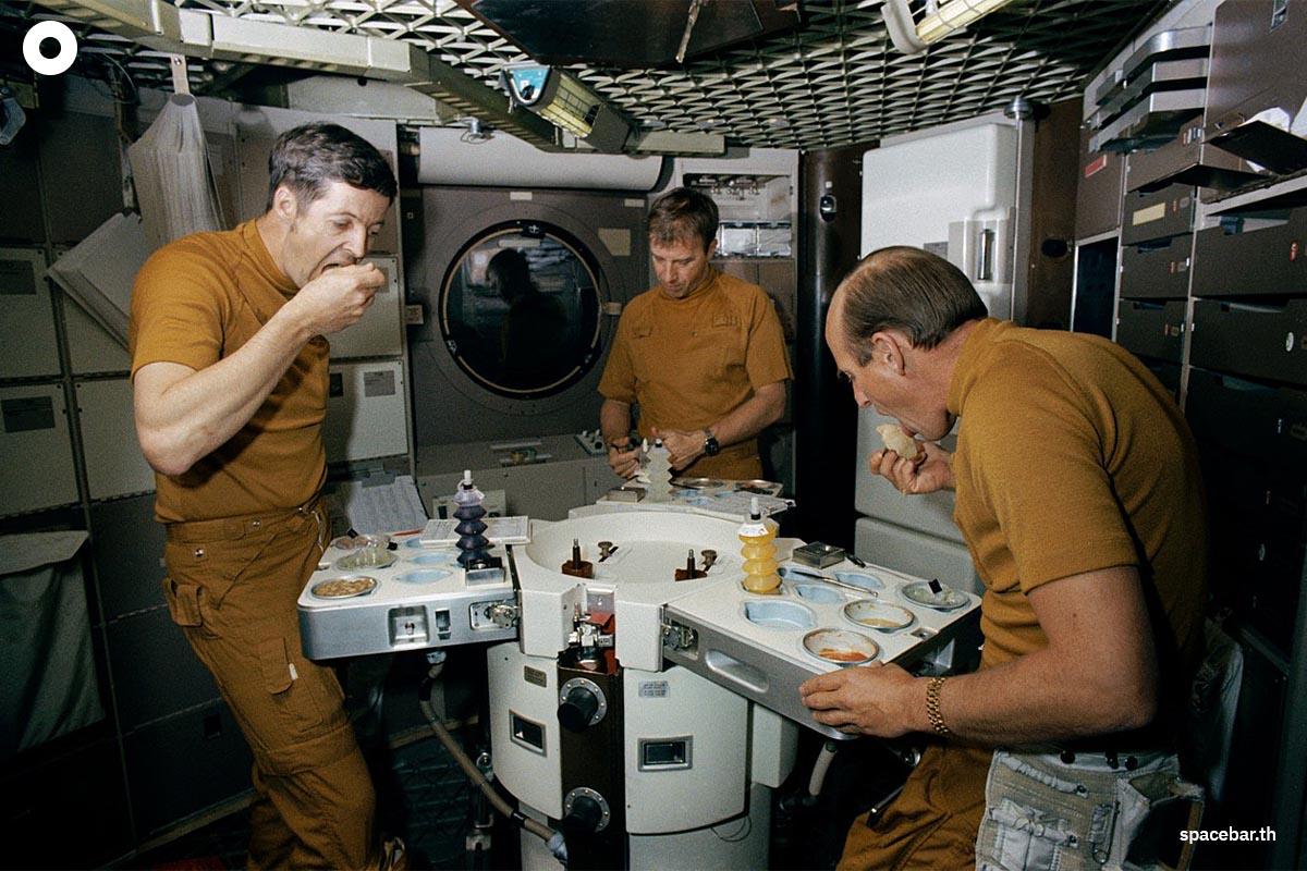 https://images.ctfassets.net/i3o8p9lzd06f/UTvmUe3k8C4u3jbYMwkar/e07c053ce96d1aacd50a8a08ee41dcd1/What-how-Do-Astronauts-Eat-In-Space-SPACEBAR-Photo07