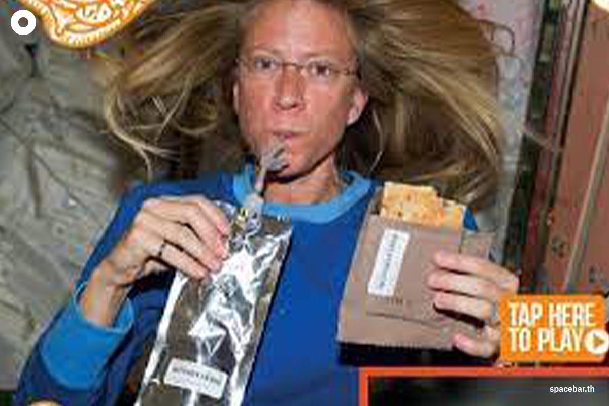 https://images.ctfassets.net/i3o8p9lzd06f/MXuusNCBhnlRt5bnpfVw1/711ddfcea142a0a26797dec69d6204ba/What-how-Do-Astronauts-Eat-In-Space-SPACEBAR-Photo09