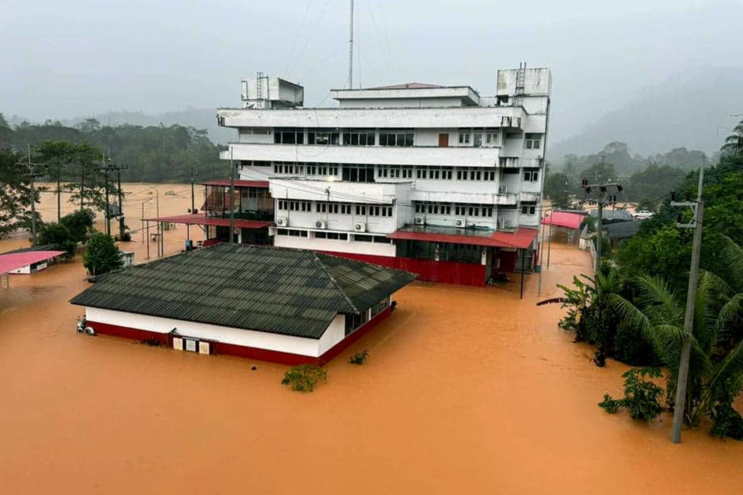 narathiwat-province-heavy-flooding-speed-up-the-evacuation-of-victims-SPACEBAR-Hero.jpg